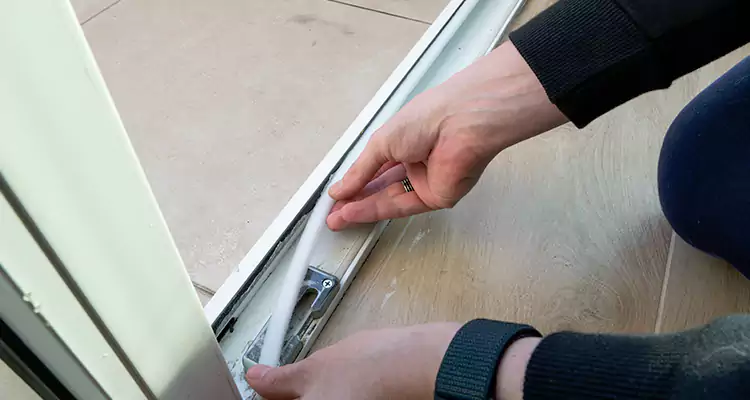 Garage Door Off Track Repair in Fountainebleau, FL