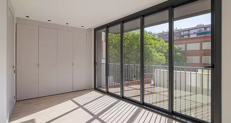 Fix Sliding Screen Door Track in Fountainebleau, FL